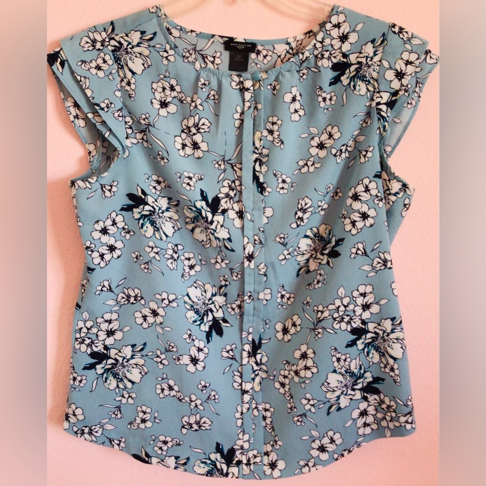 Ann Taylor blue white floral blouse size medium petite super light and flowy!